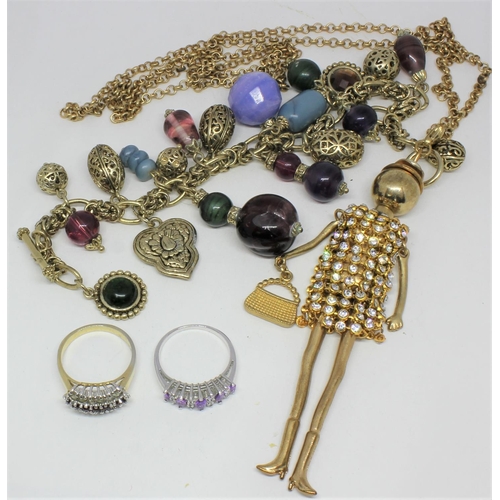 342 - GOLD COLOURED 'LADY HOLDING HANDBAG' PENDANT ON GOLD COLOURED CHAIN (10cm), 2 COSTUME JEWELLERY RING... 