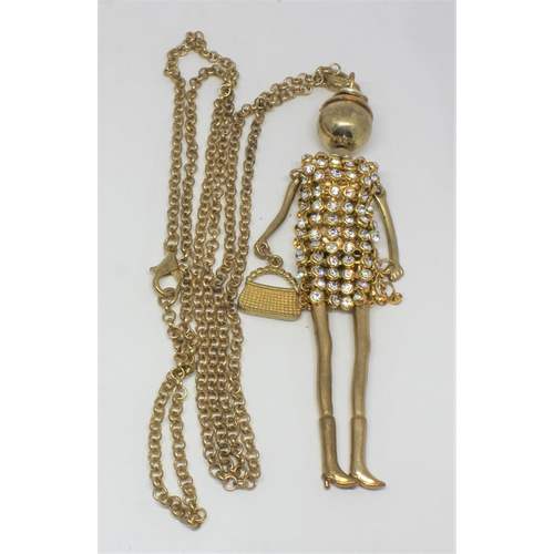342 - GOLD COLOURED 'LADY HOLDING HANDBAG' PENDANT ON GOLD COLOURED CHAIN (10cm), 2 COSTUME JEWELLERY RING... 