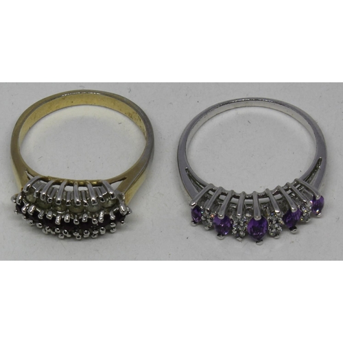 342 - GOLD COLOURED 'LADY HOLDING HANDBAG' PENDANT ON GOLD COLOURED CHAIN (10cm), 2 COSTUME JEWELLERY RING... 