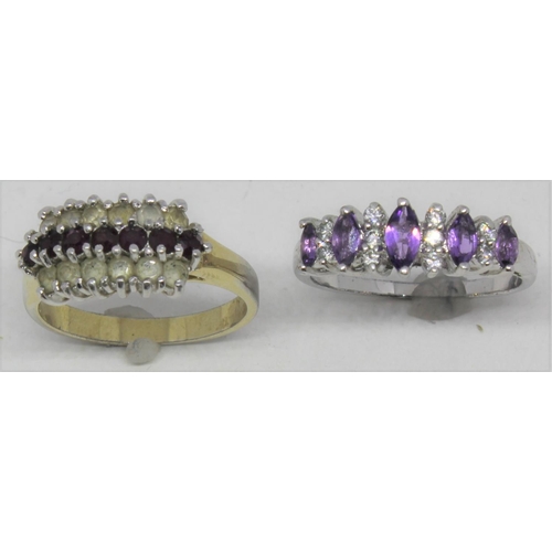 342 - GOLD COLOURED 'LADY HOLDING HANDBAG' PENDANT ON GOLD COLOURED CHAIN (10cm), 2 COSTUME JEWELLERY RING... 