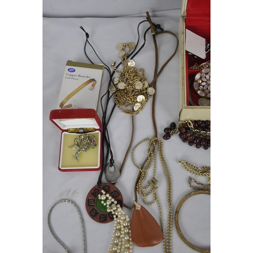 347 - QUANTITY OF COSTUME JEWELLERY