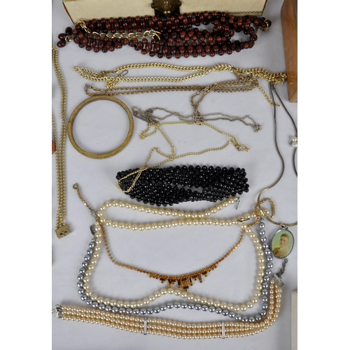 347 - QUANTITY OF COSTUME JEWELLERY