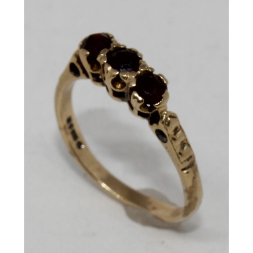 357 - 9ct GOLD RING SET 3 RED STONES (1.8g) SIZE N (SPLIT)