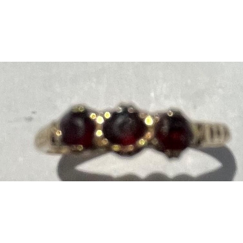 357 - 9ct GOLD RING SET 3 RED STONES (1.8g) SIZE N (SPLIT)