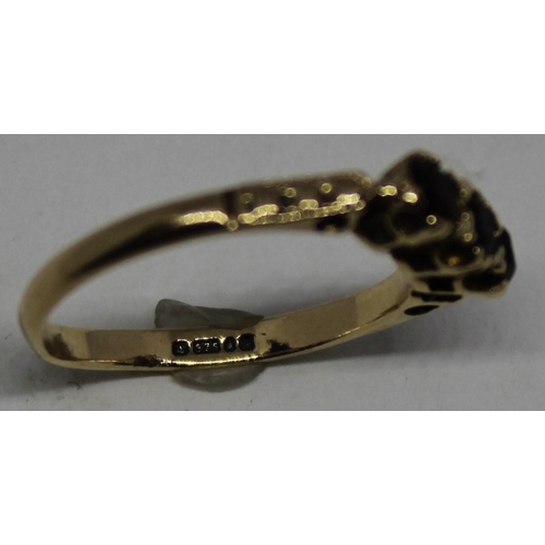 357 - 9ct GOLD RING SET 3 RED STONES (1.8g) SIZE N (SPLIT)