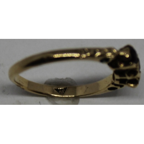 357 - 9ct GOLD RING SET 3 RED STONES (1.8g) SIZE N (SPLIT)