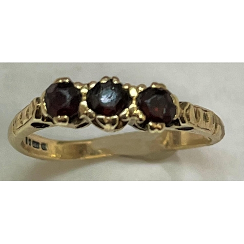357 - 9ct GOLD RING SET 3 RED STONES (1.8g) SIZE N (SPLIT)