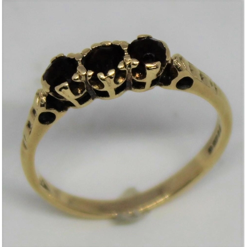 357 - 9ct GOLD RING SET 3 RED STONES (1.8g) SIZE N (SPLIT)