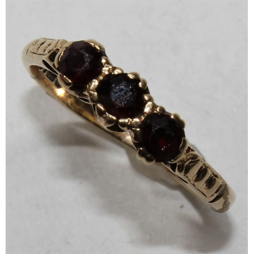 357 - 9ct GOLD RING SET 3 RED STONES (1.8g) SIZE N (SPLIT)