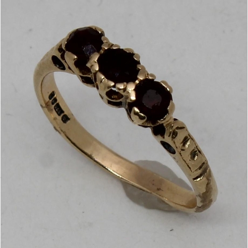 357 - 9ct GOLD RING SET 3 RED STONES (1.8g) SIZE N (SPLIT)