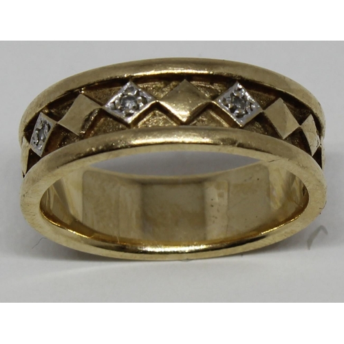 362 - 9ct GOLD DECORATIVE BAND SET 3 DIAMONDS (6.6g ) - SIZE S