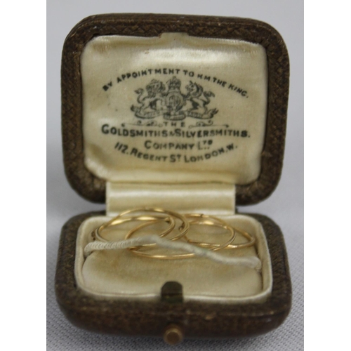 376 - SMALL BUCKLE RING STAMPED 9ct, 2 PAIR OF GOLD HOOP EARRINGS - 1.2g TOTAL WEIGHT