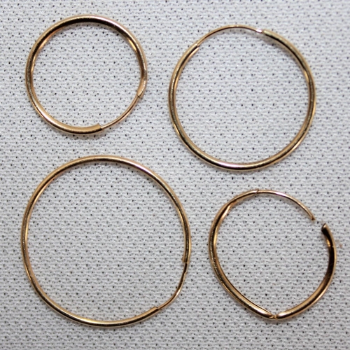 376 - SMALL BUCKLE RING STAMPED 9ct, 2 PAIR OF GOLD HOOP EARRINGS - 1.2g TOTAL WEIGHT