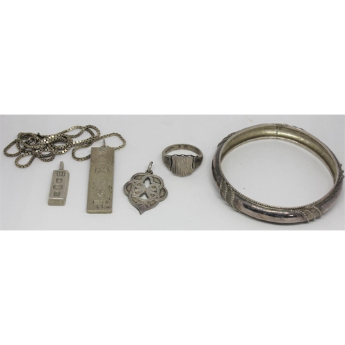 381 - QUANTITY OF SILVER AND SILVER COLOURED JEWELLERY