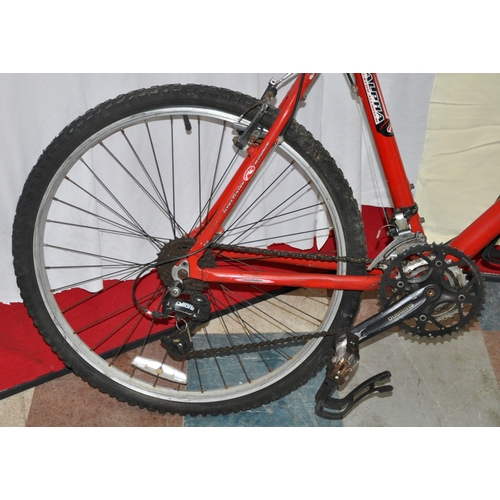 20 - TREK 4500 ALUMINIUM FRAME 15 SPEED FRONT SUSPENSION MOUNTAIN BIKE WITH SHIMANO DEORE GEARS AND ATHLE... 