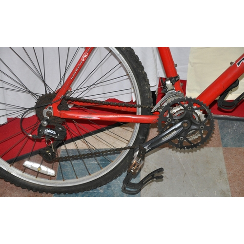 20 - TREK 4500 ALUMINIUM FRAME 15 SPEED FRONT SUSPENSION MOUNTAIN BIKE WITH SHIMANO DEORE GEARS AND ATHLE... 