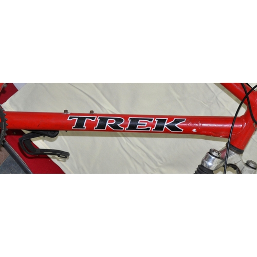 20 - TREK 4500 ALUMINIUM FRAME 15 SPEED FRONT SUSPENSION MOUNTAIN BIKE WITH SHIMANO DEORE GEARS AND ATHLE... 