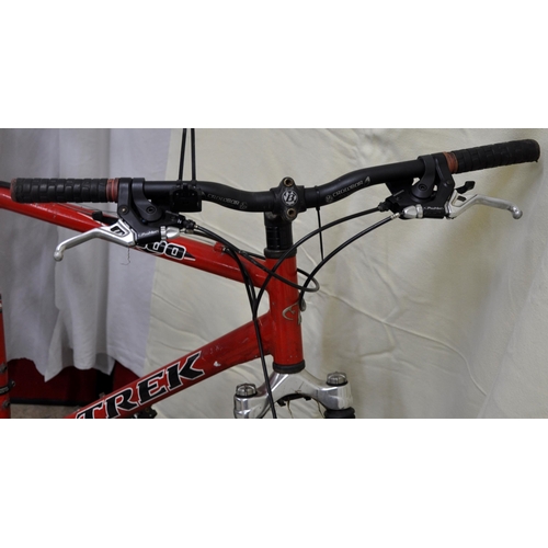 20 - TREK 4500 ALUMINIUM FRAME 15 SPEED FRONT SUSPENSION MOUNTAIN BIKE WITH SHIMANO DEORE GEARS AND ATHLE... 