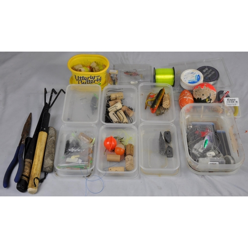 32 - KEENETS FISHING BOX AND CONTENTS