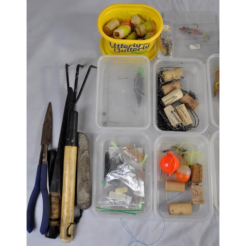 32 - KEENETS FISHING BOX AND CONTENTS