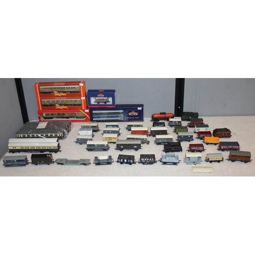 113 - VARIOUS 00 GAUGE CARRIAGES, TENDERS AND ROLLING STOCK