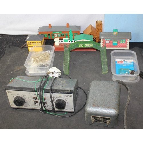 118 - 00 GAUGE MODEL RAILWAY TRACK, POWER SUPPLIES MODEL BUILDINGS