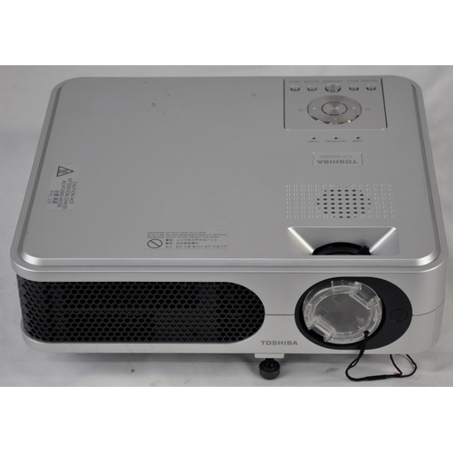 129 - TOSHIBA TLP-XD2000 LCD PROJECTOR IN CASE WITH MANUAL & LEADS