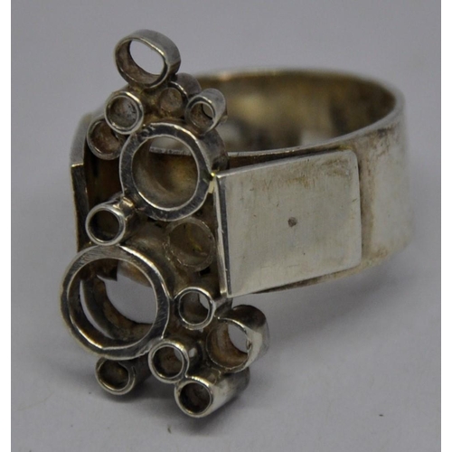 370 - 3 RINGS MARKED SILVER - SILVER RING WITH UNUSUAL CIRCLE DESIGN (9g), SILVER EGYPTIAN RING (9.2g) AND... 