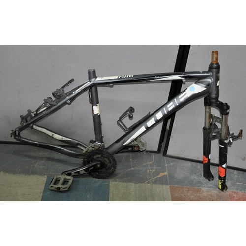 16 - CARRERA VULCAN XC 21 SPEED MOUNTAIN BIKE & CUBE BIKE FRAME