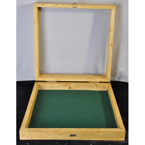 135 - 1 DISPLAY CASE 19in x 19in x 5