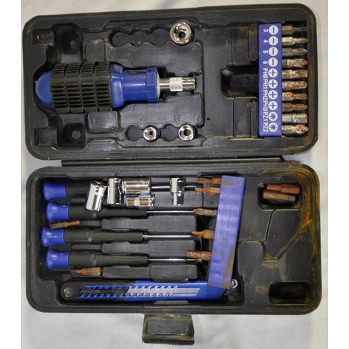 176 - MISC TOOLS: BLACK & DECKER HG992K TWO HEAT HOT AIR PAINTSTRIPPER KIT & SCREWDRIVER BIT SET