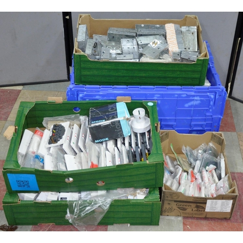 304 - LARGE CRATE & 3 TRAYS ELECTRIC SOCKETS & BACK BOXES