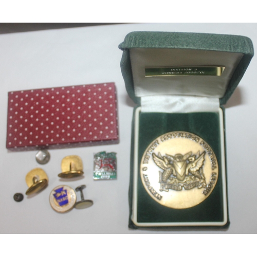 329 - VINTAGE CASH BOX & CONTENTS: CUFFLINKS, SHIRT STUDS, BUTLINS PWLLHELLI 1963 BADGE, FOOTBALL MEDA... 