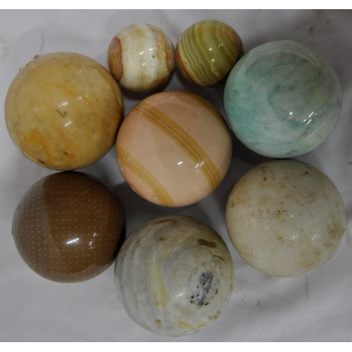 61 - LARGE QUANTITY OF DECORATIVE EGGS