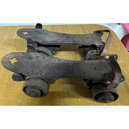 291A - VARIOUS MODEL RAILWAY PARTS, PAIR OF ROLLER SKATES, ETC