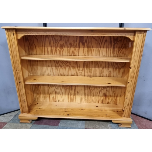 76 - 3 SHELF PINE BOOKCASE (H104, L127, W30cm)