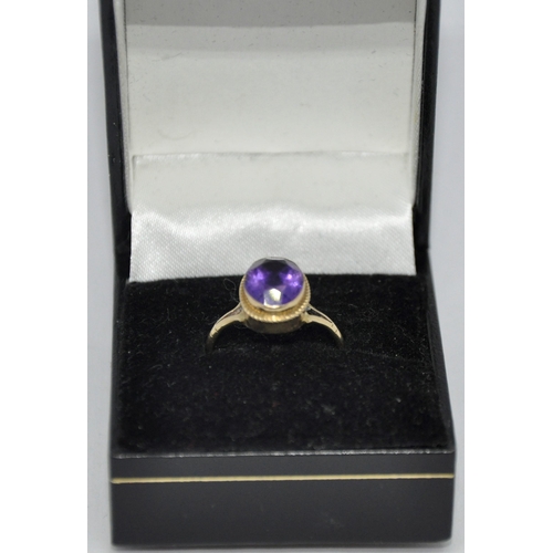 342 - 9ct GOLD RING SET SINGLE PURPLE STONE - SIZE N (2.0g)