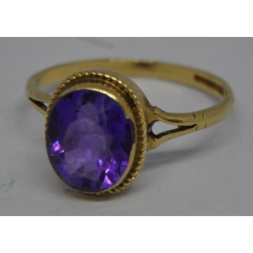 342 - 9ct GOLD RING SET SINGLE PURPLE STONE - SIZE N (2.0g)