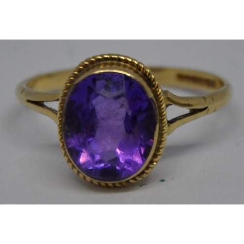 342 - 9ct GOLD RING SET SINGLE PURPLE STONE - SIZE N (2.0g)