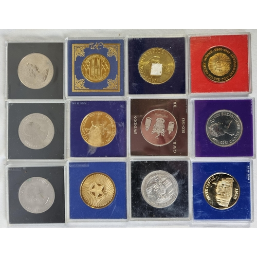 343 - 12 COMMEMORATIVE COINS AND MEDALLIONS: 2 WINSTON CHURCHILL CROWNS (1874 - 1965), ST HELENA ELIZABETH... 