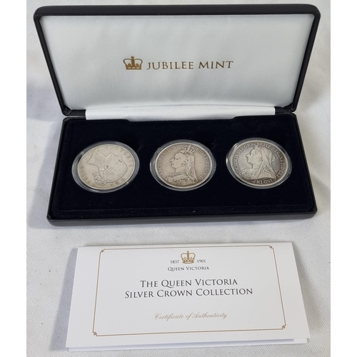 344 - JUBLIEE MINT 'THE QUEEN VICTORIA SILVER CROWN COLLECTION' 3 COIN SET IN DISPLAY CASE WITH CERTIFICAT... 