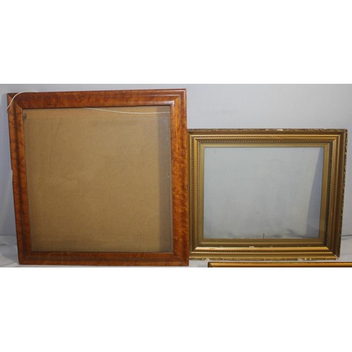 55 - VARIOUS FRAMED AND UNFRAMED PICTURES - PRINTS AND OILS INCLUDING: GILT FRAMED OIL PAINTING OF VILLAG... 