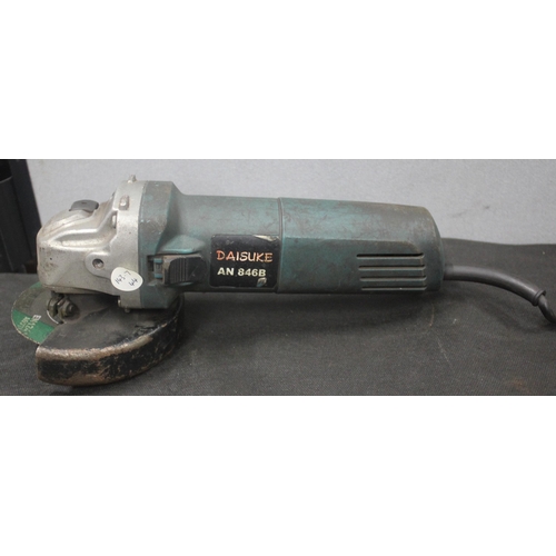 32 - 240v ANGLE GRINDER AND VARIOUS DISCS