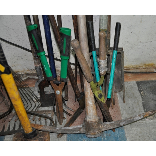 108 - BUNDLE OF GARDEN TOOLS