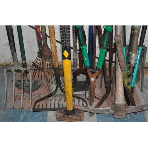 108 - BUNDLE OF GARDEN TOOLS