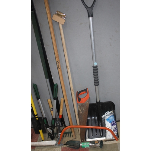 80 - QUANTITY GARDENING TOOLS, SNOW SHOVEL & NEW EXTENSION LEAD