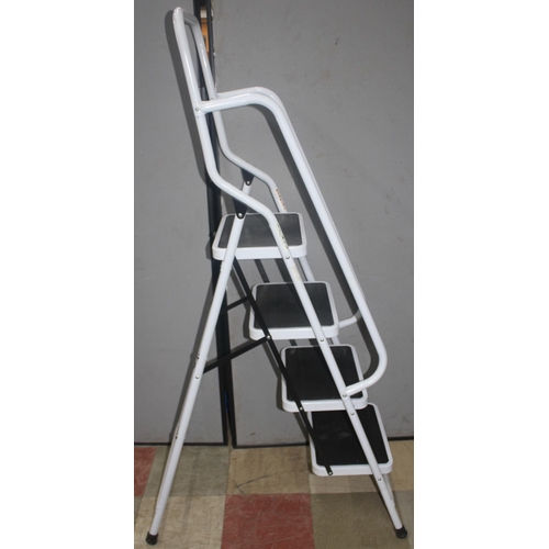 109 - PLATFORM STEP LADDER (EN131) & ALUMINIUM STEP LADDER