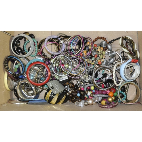 206 - QUANTITY OF COSTUME JEWELLERY AND BEADS