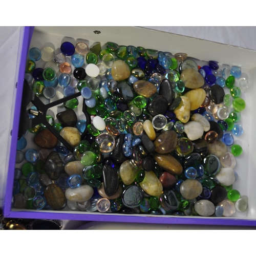 206 - QUANTITY OF COSTUME JEWELLERY AND BEADS