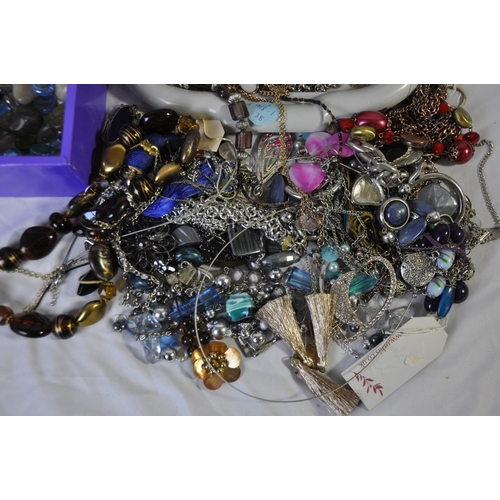 206 - QUANTITY OF COSTUME JEWELLERY AND BEADS